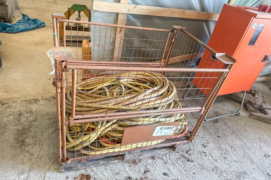 Gitterbox mit diversen Schläuchen